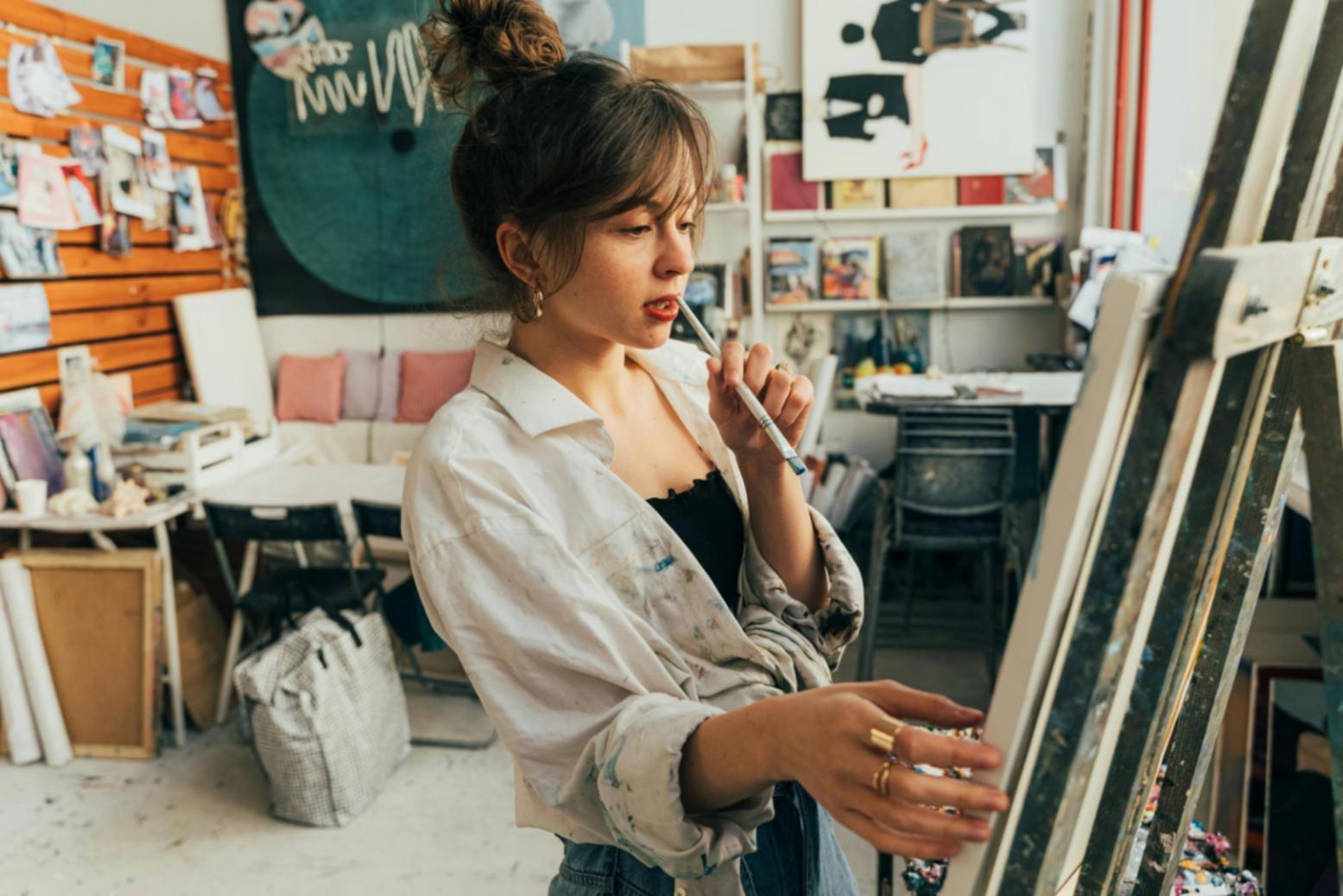 Artista al lavoro su illustrazione fantasy dettagliata