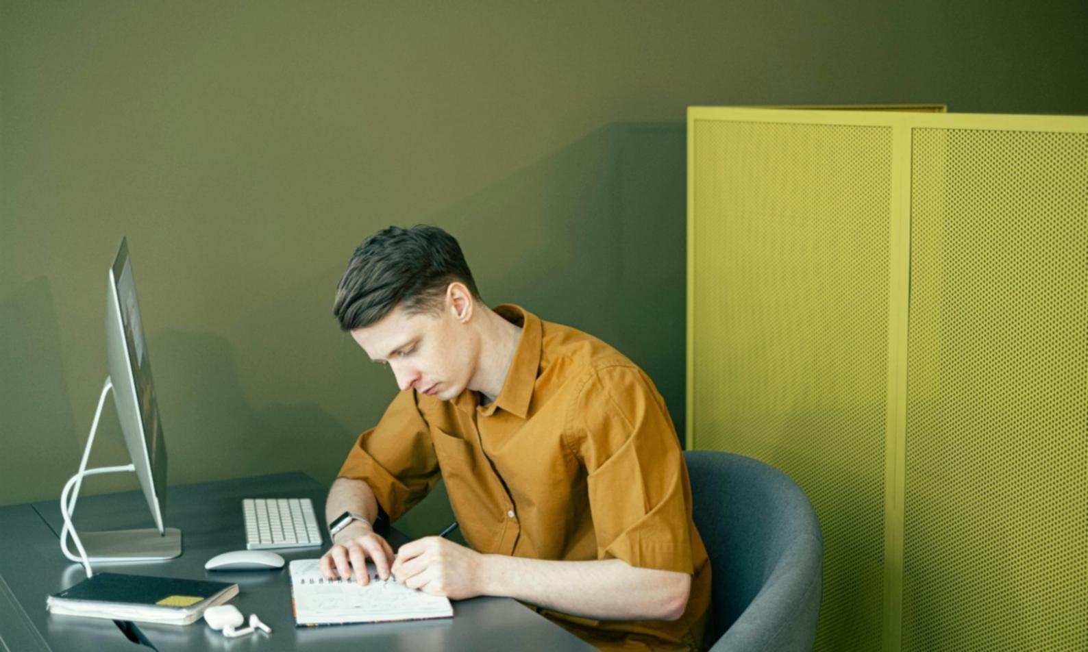 Studenti al lavoro durante una lezione di character design fantasy