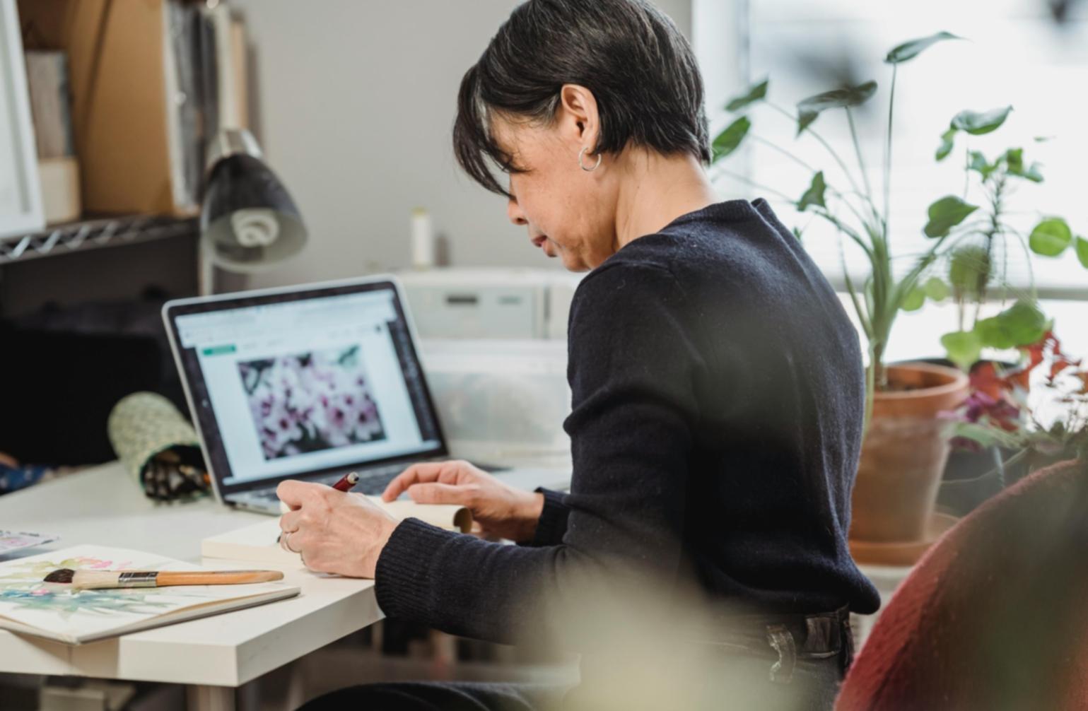 Studenti al lavoro durante una lezione di disegno fantasy, concentrati su tecniche di character design