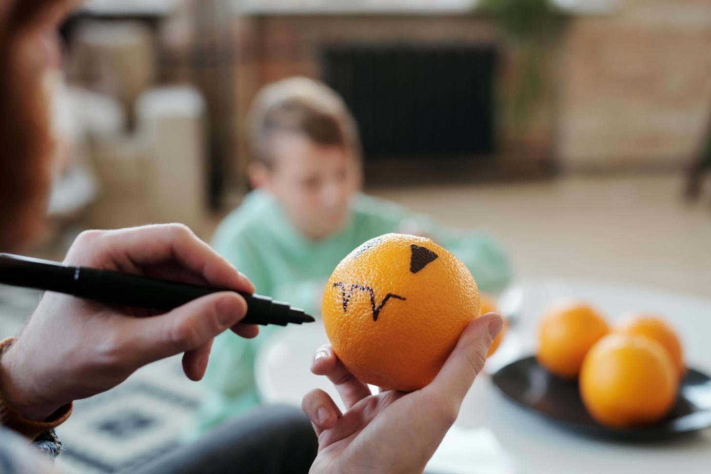 Tavolo da disegno con strumenti artistici per fumetti fantasy